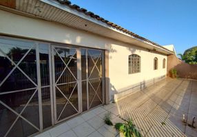 Casa na Rua Antônio Miles, 678, Conjunto Joao de Barro Porto Seguro II em  Maringá, por R$ 300.000 - Viva Real