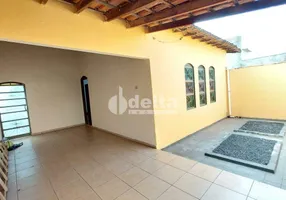 Foto 1 de Casa com 3 Quartos para alugar, 120m² em Santa Mônica, Uberlândia