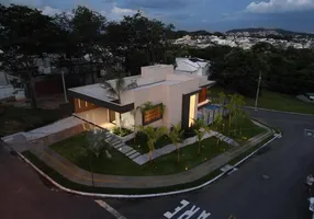 Foto 1 de Casa de Condomínio com 4 Quartos à venda, 290m² em Condomínio do Lago, Goiânia