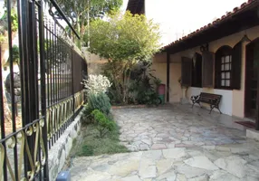 Foto 1 de Casa com 4 Quartos à venda, 250m² em Ouro Preto, Belo Horizonte