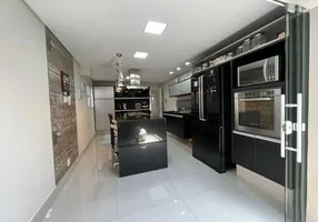 Foto 1 de Casa com 3 Quartos à venda, 180m² em Novo Mundo, Curitiba