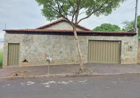 Foto 1 de Casa com 3 Quartos para alugar, 180m² em Jardim Brasília, Uberlândia