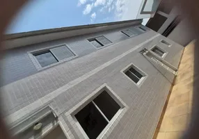 Foto 1 de Casa com 2 Quartos para venda ou aluguel, 64m² em Japuí, São Vicente
