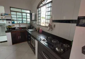 Foto 1 de Sobrado com 3 Quartos à venda, 300m² em Vila Rezende, Goiânia