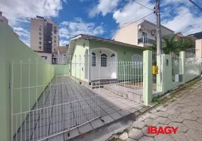 Foto 1 de Casa com 3 Quartos para alugar, 158m² em Costeira do Pirajubaé, Florianópolis