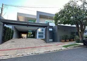 Foto 1 de Sobrado com 3 Quartos à venda, 385m² em Jardim dos Estados, Campo Grande