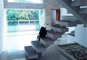 Foto 1 de Casa de Condomínio com 3 Quartos à venda, 220m² em Jardim Mirna, Taboão da Serra