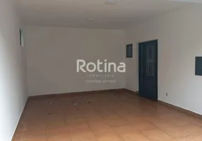 Foto 1 de Casa com 3 Quartos para alugar, 120m² em Nossa Senhora Aparecida, Uberlândia