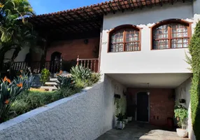 Foto 1 de Casa com 3 Quartos à venda, 200m² em Coração Eucarístico, Belo Horizonte