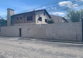 Foto 1 de com 3 Quartos para alugar, 200m² em Sapiranga, Fortaleza