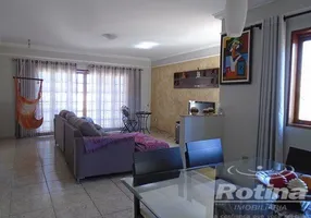 Foto 1 de Casa com 3 Quartos à venda, 271m² em Saraiva, Uberlândia