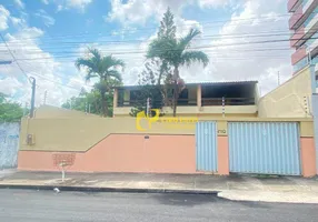 Foto 1 de Casa com 5 Quartos para venda ou aluguel, 300m² em Engenheiro Luciano Cavalcante, Fortaleza