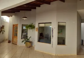 Foto 1 de Casa com 4 Quartos à venda, 259m² em Umuarama, Uberlândia