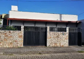 Foto 1 de Casa com 4 Quartos à venda, 228m² em Candelária, Natal