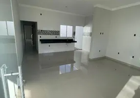 Foto 1 de Casa com 2 Quartos à venda, 64m² em Jardim Holanda, Uberlândia