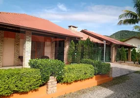 Foto 1 de Casa com 4 Quartos à venda, 210m² em Armação, Florianópolis