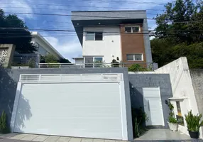 Foto 1 de Casa com 4 Quartos à venda, 360m² em Agronômica, Florianópolis