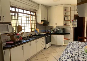 Foto 1 de Casa com 3 Quartos à venda, 230m² em Zona 08, Maringá