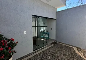 Foto 1 de Casa com 3 Quartos à venda, 145m² em Jardim Veneza, Uberlândia