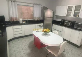 Foto 1 de com 3 Quartos à venda, 166m² em Jardim Varan, Suzano