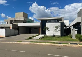 Foto 1 de Casa com 4 Quartos à venda, 253m² em PORTAL DO SOL GREEN, Goiânia