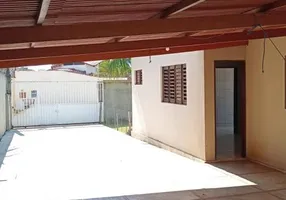 Foto 1 de Casa com 2 Quartos para alugar, 130m² em Candelária, Natal