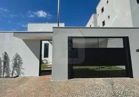 Foto 1 de Casa com 3 Quartos à venda, 130m² em Jardim Veneza, Uberlândia