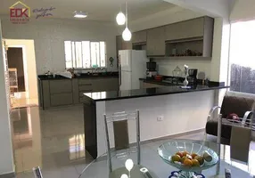 Foto 1 de Sobrado com 4 Quartos à venda, 210m² em Jardim Panorama, Caçapava