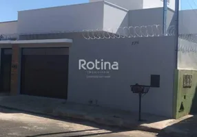 Foto 1 de Casa com 3 Quartos para alugar, 200m² em Planalto, Uberlândia