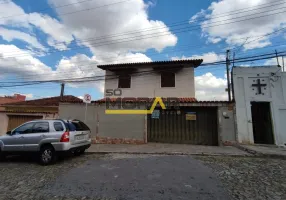 Foto 1 de Casa com 4 Quartos à venda, 200m² em Carlos Prates, Belo Horizonte
