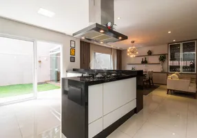 Foto 1 de Casa de Condomínio com 3 Quartos à venda, 243m² em Campo Comprido, Curitiba