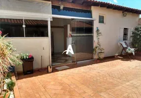 Foto 1 de Casa com 3 Quartos à venda, 180m² em Segismundo Pereira, Uberlândia