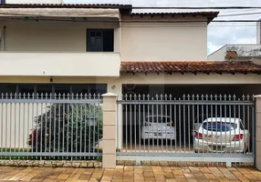 Foto 1 de Sobrado com 4 Quartos para alugar, 378m² em Lidice, Uberlândia