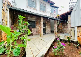 Foto 1 de Casa com 4 Quartos à venda, 194m² em Santa Mônica, Belo Horizonte