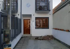 Foto 1 de Sobrado com 2 Quartos à venda, 99m² em Guarujá, Porto Alegre