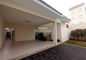 Foto 1 de Casa com 3 Quartos para alugar, 300m² em Presidente Roosevelt, Uberlândia