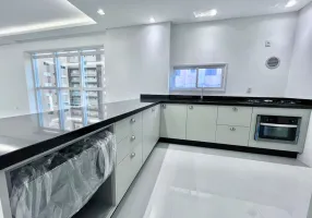 Foto 1 de Apartamento com 4 Quartos para alugar, 146m² em Meia Praia, Itapema