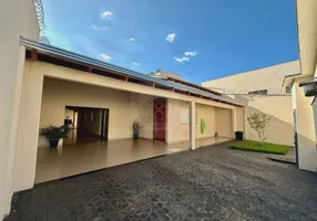 Foto 1 de Casa com 4 Quartos à venda, 249m² em Santa Mônica, Uberlândia