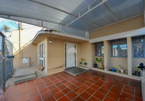 Foto 1 de Sobrado com 4 Quartos à venda, 140m² em Parolin, Curitiba