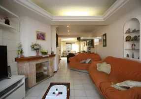 Foto 1 de Casa com 4 Quartos à venda, 240m² em Vila Ipiranga, Porto Alegre