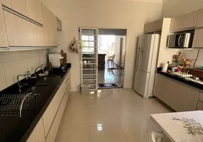 Foto 1 de Casa com 3 Quartos à venda, 208m² em Popular, Cuiabá