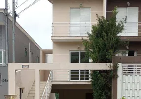 Foto 1 de Sobrado com 3 Quartos para venda ou aluguel, 131m² em Granja Viana, Cotia