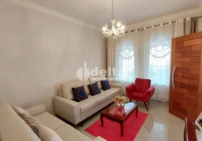 Foto 1 de Casa com 3 Quartos à venda, 217m² em Custódio Pereira, Uberlândia