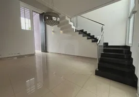 Foto 1 de Sobrado com 4 Quartos à venda, 238m² em Vigilato Pereira, Uberlândia