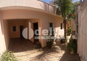 Foto 1 de Casa com 3 Quartos à venda, 90m² em Saraiva, Uberlândia