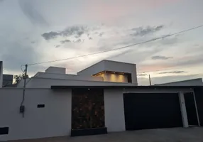 Foto 1 de Casa com 3 Quartos à venda, 136m² em Parque das Flores, Goiânia