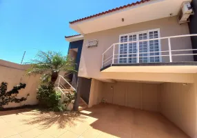 Foto 1 de Sobrado com 3 Quartos para venda ou aluguel, 220m² em Centro, Apucarana