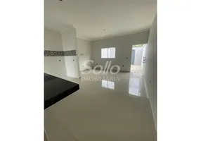 Foto 1 de Casa com 2 Quartos à venda, 65m² em Jardim Holanda, Uberlândia