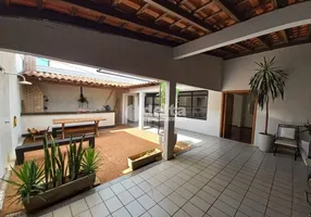 Foto 1 de Casa com 4 Quartos para alugar, 292m² em Umuarama, Uberlândia