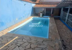 Foto 1 de Casa com 2 Quartos para alugar, 150m² em Lidice, Uberlândia